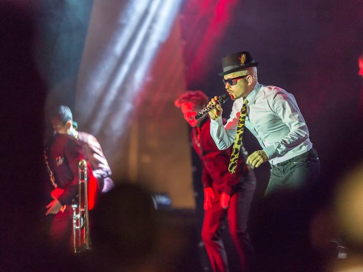 „Keep moving“ ist das Motto, das über dem Jubiläumsjahr „125 Jahre Dörken“ steht. Jan Delay und seine Band Disko No. 1 haben es auf der großen Jubiläumsfeier perfekt umgesetzt.